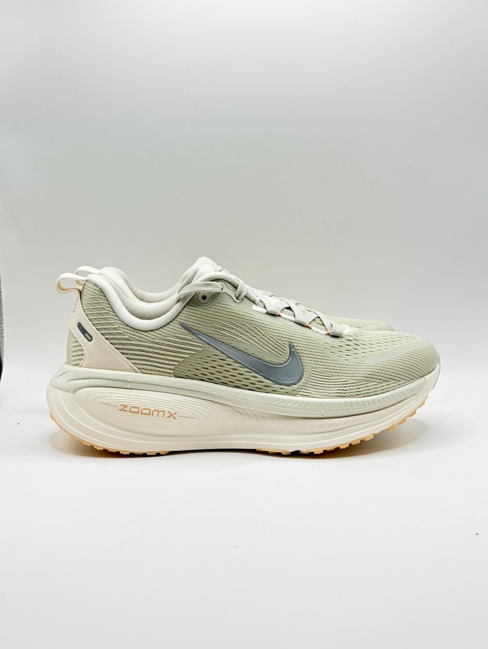 Nike Vomero 18 Women's Running Shoes Size 6.5 Light Bone Metallic Silver